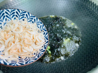 8、紫菜虾皮汤,放入虾皮