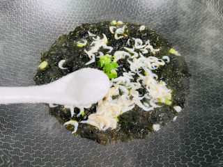 10、紫菜虾皮汤,加入适量盐