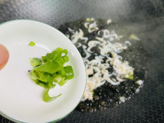 14、紫菜虾皮汤,入葱花