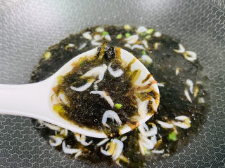 15、紫菜虾皮汤,搅拌均匀即可