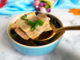 1、海带炖排骨,美美图片来一张。