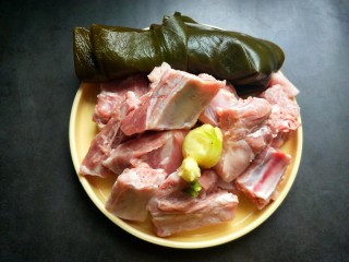 2、海带炖排骨,准备食材，排骨提前放水中浸泡出血水。
