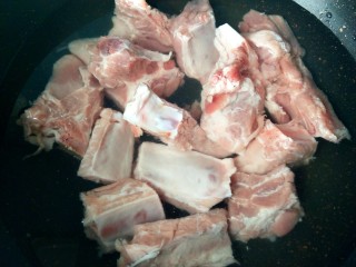 3、海带炖排骨,锅内放清水，排骨冷水下锅，焯水。