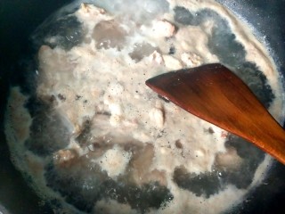 4、海带炖排骨,水开后撇去浮沫，排骨捞出用清水冲洗干净。