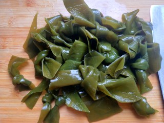 5、海带炖排骨,海带打结。