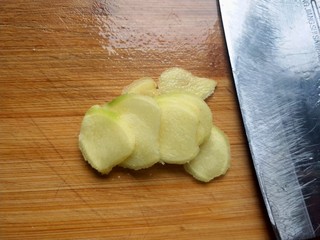 6、海带炖排骨,生姜切片。