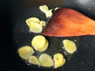 7、海带炖排骨,锅内放油，生姜爆香。