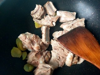 8、海带炖排骨,放入排骨。