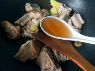 9、海带炖排骨,放一勺料酒。