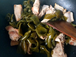 11、海带炖排骨,放入海带结。