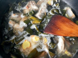 12、海带炖排骨,倒入开水。