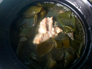 13、海带炖排骨,烧开后倒入砂锅。