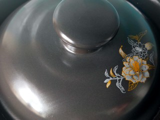 14、海带炖排骨,大火烧开，转小火，盖盖炖40分钟，注意汤不要扑出来。