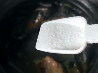 15、海带炖排骨,排骨炖软烂，放盐。