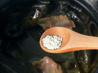 16、海带炖排骨,放胡椒粉 鸡精。