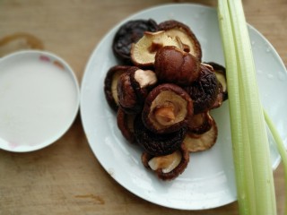 1、香菇炒芹菜,准备材料