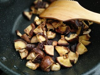 3、香菇炒芹菜,热锅烧油放入香菇炒香