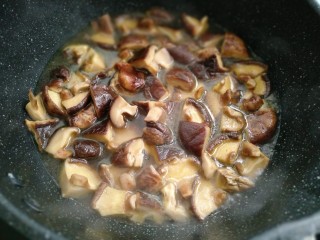 4、香菇炒芹菜,倒入没过香菇的水焖煮香菇大概三分钟