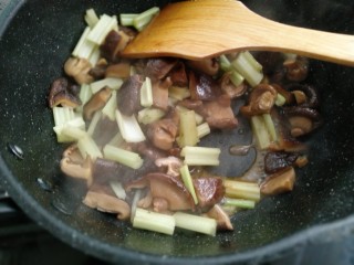 6、香菇炒芹菜,放入芹菜一起煸炒断生