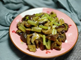 9、香菇炒芹菜,成品图