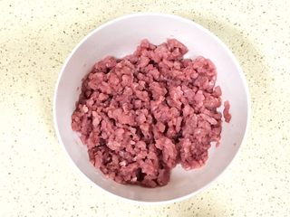 4、超级鲜美无敌肉丸靓汤,顺时针方向打圈搅拌，使蛋清完全搅拌进肉糜中，揉合为一，看不出液体，再进行下一步的搅拌