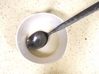 11、超级鲜美无敌肉丸靓汤,准备少量的料酒，用来汆肉丸时，用勺子挖取肉丸前，攥洗一下勺子，肉丸不会粘连