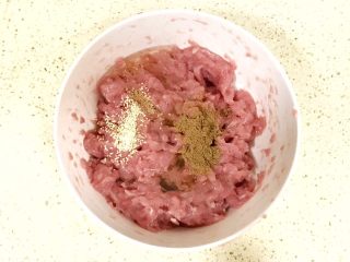 8、超级鲜美无敌肉丸靓汤,这时可以加入油、饺子馅调料、鸡精，搅拌均匀