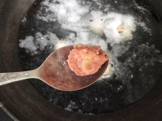 14、超级鲜美无敌肉丸靓汤,用勺子攥一下了料酒，再托住肉丸，投入锅中，速度要快，否则前面投入的肉丸都煮老了，后面的还不熟呢