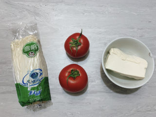 1、金针菇豆腐汤,食材如图，所示示意。图上金针菇是150g一袋，我只用了三分之一，其他的都用上了，1～2人份标准。