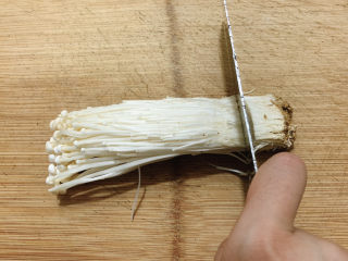 2、金针菇豆腐汤,金针菇切去根部。