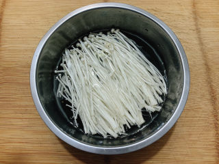 3、金针菇豆腐汤,撕成一丝一丝，泡水洗净。