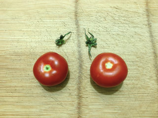 4、金针菇豆腐汤,西红柿去蒂。