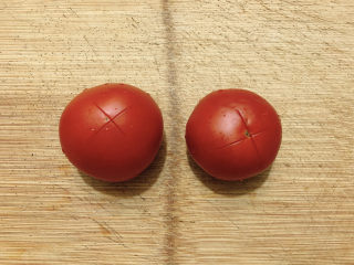 5、金针菇豆腐汤,上十字花刀。