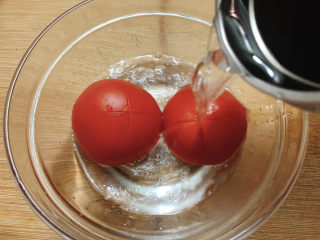 6、金针菇豆腐汤,热开水冲烫，方便去皮。