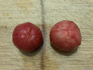 7、金针菇豆腐汤,去皮后的西红柿。