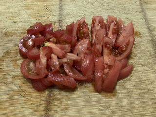 8、金针菇豆腐汤,将西红柿切成块状。