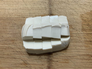 9、金针菇豆腐汤,内酯豆腐同样也是切成块状。