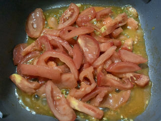 11、金针菇豆腐汤,加入西红柿块翻炒出汁水。