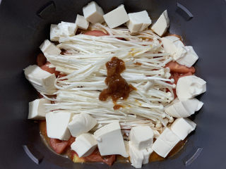 13、金针菇豆腐汤,摆上内脂豆腐，加入两勺黄豆酱。