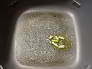 10、金针菇豆腐汤,热油锅，中火加入葱白爆香。