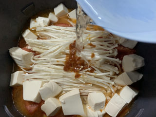 14、金针菇豆腐汤,加入清水。