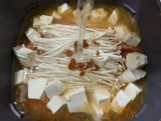 15、金针菇豆腐汤,清水的量，大致没过食材。