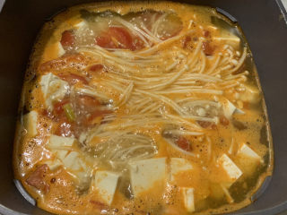 16、金针菇豆腐汤,大火煮至沸腾，转小火再煮个2分钟。