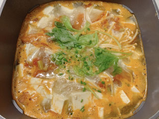 17、金针菇豆腐汤,加葱花和芹菜提香。