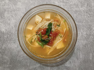 18、金针菇豆腐汤,出锅淋少许香油和胡椒粉（也可不加）。