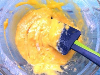 3、酸奶山楂糕华夫饼,搅拌均匀