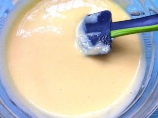 5、酸奶山楂糕华夫饼,搅拌至面糊顺滑无颗粒