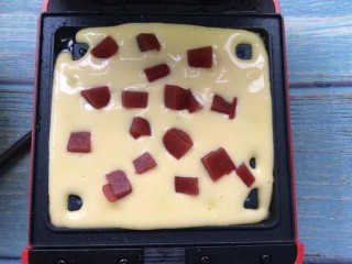 10、酸奶山楂糕华夫饼,放入山楂糕丁