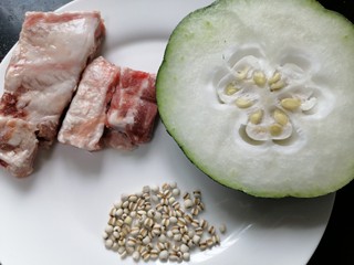 1、冬瓜薏米排骨汤,准备好所需材料