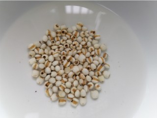 2、冬瓜薏米排骨汤,薏米提前浸泡